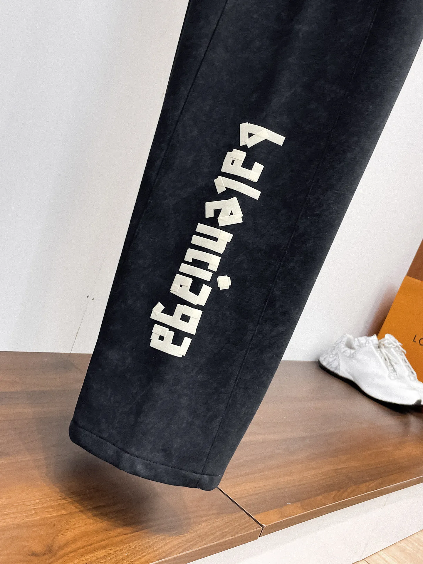 Balenciaga 🆕2026 Autumn and Winter New Arrival Casual Pants! 🎁On sale simultaneously on the official website. Brand Classic LOGO casual pants, customized fabrics, excellent comfort and strong touch. Highly recognisable, perfect appearance and craftsmanship. Size:M-3XL